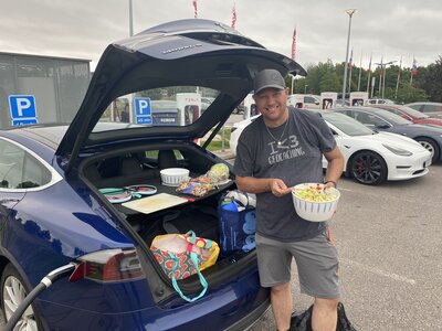 Pim makes a salad lunch from the trunk