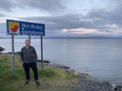 Pim poses at the Nordkapp kommune sign