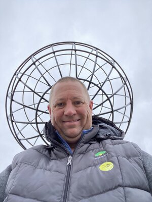 Pim at the iron globe at Nordkapp