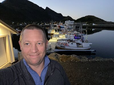 Pim takes a selfie in the harbor of Moskenes