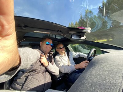 0.5 Selfie of Pim and Paul driving in Norway