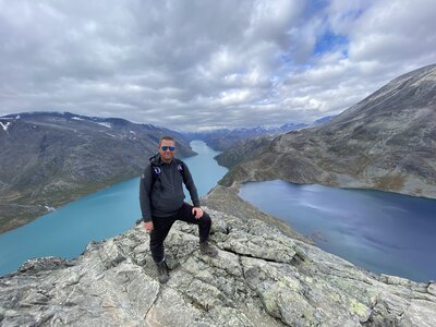 Pim poses at the high end of Besseggen, Gjende to the left, Bessvatnet to the right