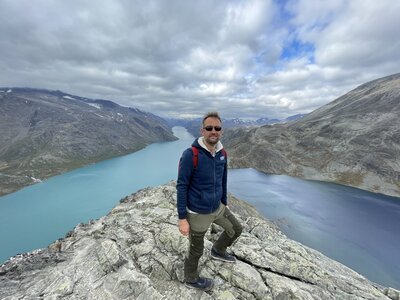 Paul poses at the top of the Besseggen ridge