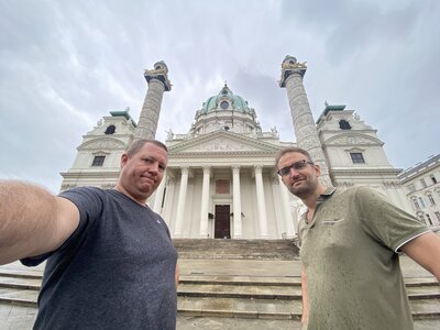 0.5-Selfie of Paul and Pim in front of Karlskirche