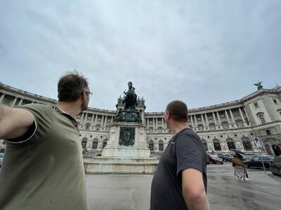 0.5-Selfie of Paul and Pim astonished by the Hofburg in Vienna